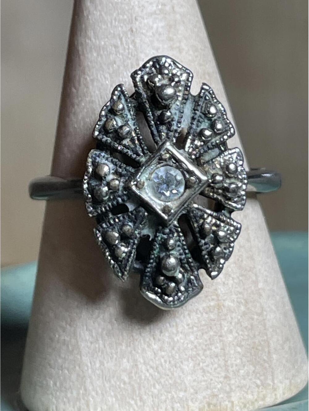Vintage Sterling Silver Floral Design Ring with Stone Size 7 3/4